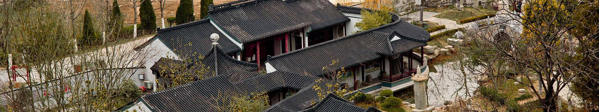 徐州圣旨博物馆是一座规模较大,较早以圣旨为载体,集展示,教育,活动为一体的多功能,综合性皇牍文化博物馆,由主陈列楼和点石园两个展区组成.