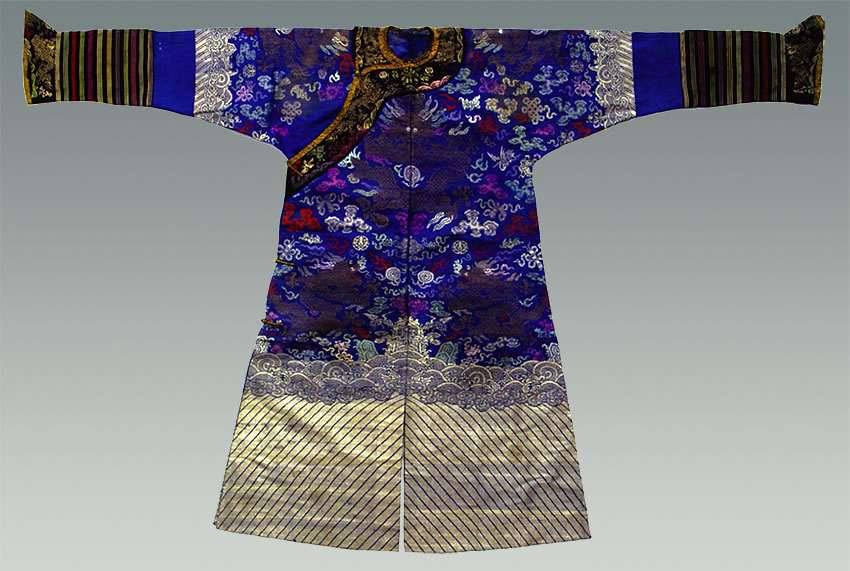 Horseshoe sleeves blue yarn embroidery Python Robe
