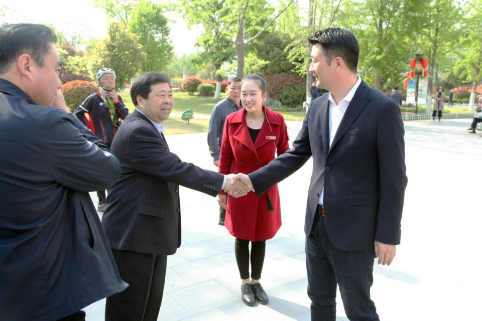 开封市文物局党委书记何伟一行到圣旨博物馆考察